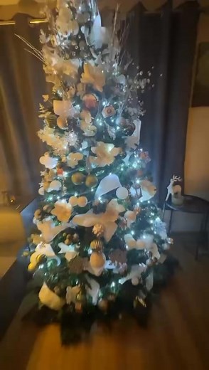 Another day, another clients tree decorated. This beautiful tree decorated in all white. The decorations supplied by the customer. All white really gives classy vibes 😊 | Flowers by Frankie Davison