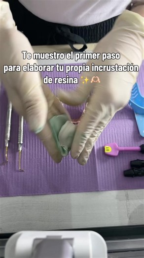 Hoy te muestro el primer paso para fabricar una incrustación indirecta de resina: preparar el modelo de trabajo para poder confeccionar la restauración fuera de boca ❤️🦷
