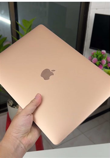 MacBook Air M1 2020 ✅ Price: 470$ 😘 -CPU: Apple Chip M1 -OS: macOS -RAM: 8GB unified memory -Storage: 256GB SSD -Display: 13.3