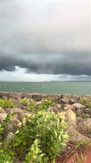 #Cleveland #waterspout #EdgewaterPark #LakeErie @Ran @Ryan Hall | waterspout lake erie