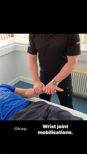 🧠 Tennis Elbow? Don’t forget the wrist! 👉Lateral epicondylitis (aka tennis elbow) isn’t just a local tendon issue. 🫳Often, the wrist plays a key role in both causing and sustaining symptoms - especially when mobility is limited or grip mechanics are compromised. 🖐️ Wrist mobilisations can help reset the chain. We use both physiological mobilisations (like wrist extension mobilisations) and accessory techniques (like A/P glides) to reduce joint restriction, offload the extensor tendons, and r
