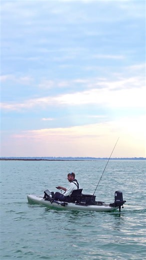 Ne dérivez plus jamais en pêche en Kayak grâce au moteur électrique Garmin Force Current : Ce moteur électrique à montage arrière combine puissance et silence grâce à sa technologie brushless. Il vous permet de rester parfaitement immobile sur l’eau grâce à sa fonction d’ancrage intelligente, et de piloter votre embarcation facilement depuis la télécommande ou les pédales sans fil. Connecté à votre GPSMAP, il peut même suivre automatiquement vos waypoints pour vous guider avec précision vers vos