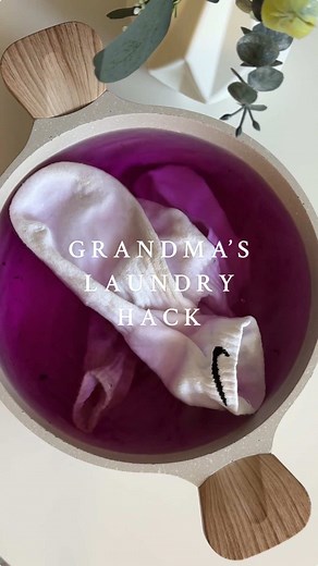 Grandma's Laundry Hack: Whitening White Socks with Potassium Permanganate and Hydrogen Peroxide