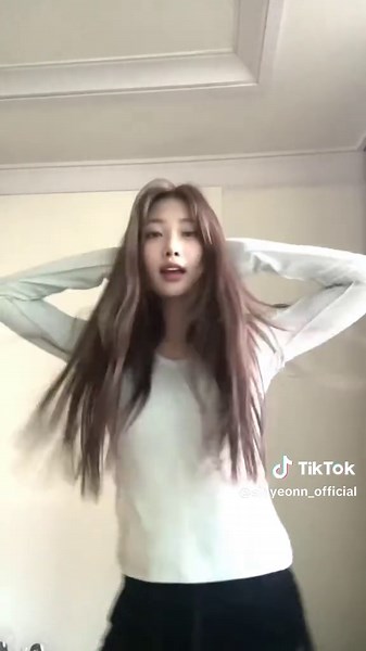 Sihyeon from Everglow: Everyday Moments and Highlights