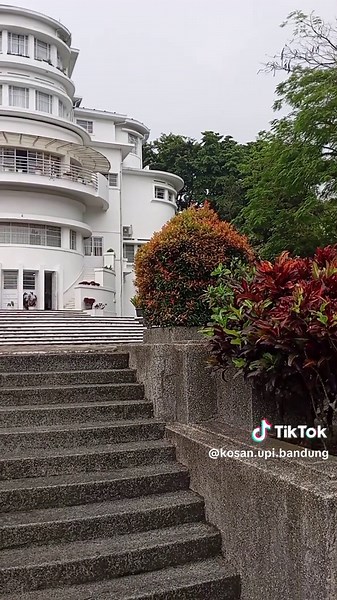 kampus upi , gedung isola