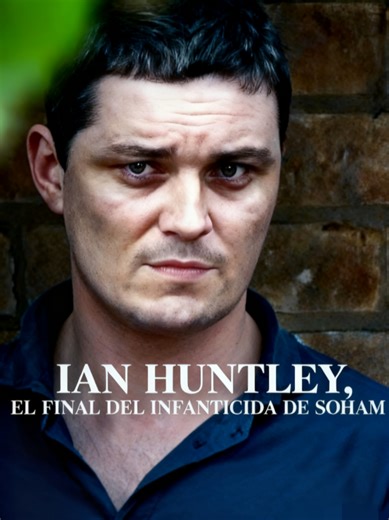 El caso de Ian Huntley, conocido mundialmente como los as3sin4tos de Soham, es un expediente que marcó un antes y un después en los protocolos de seguridad escolar y verificación de antecedentes en el Reino Unido. Aquí tienes el resumen con los puntos clave: 👉El 4 de agosto de 2002, Holly Wells y Jessica Chapman, ambas de 10 años, desaparecieron tras salir a comprar dulces en Soham, Cambridgeshire. La imagen de las niñas con las camisetas rojas del Manchester United se convirtió en el símbolo d