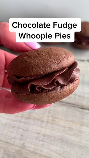 Delicious Chocolate Fudge Whoopie Pies Recipe
