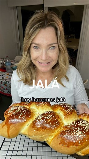 Soy Ker on Instagram: "Hoy es viernes y se come JALÁ 🙌🏻 (pan trenzado) Hice mi primera jalá y quiero compartir la alegría y la receta con ustedes Yo la hice con la thermomix que me ayudo mucho porque hace todo sola ja ja (estoy fascinada) pero la podes hacer como quieras Ingredientes * 1 sobre de levadura seca instantánea (11 g) * 200 g de agua * 2 huevos * 60 g de aceite * 80 g de azúcar * 600 g de harina común * 1 cdita de sal fina * semillas de sesamo o amapola para espolvorea