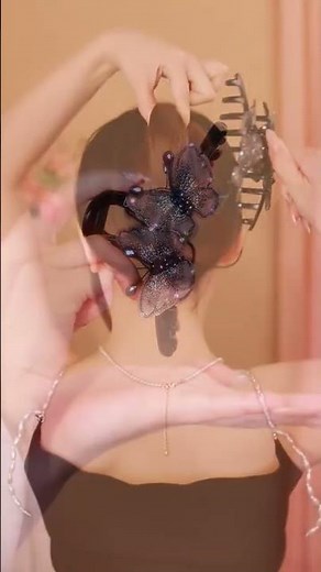 The butterfly double-flying clip, two butterflies perched in the hair,