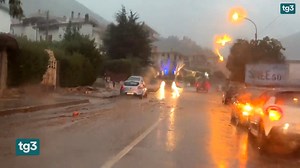 13K views · 167 reactions | La pioggia spaventa Monteforte Irpino Torna a cadere la pioggia a Monteforte Irpino, il centro dell'Avellinese dove due giorni fa un nubifragio ha trasformato le strade in torrenti di fango. Un evento eccezionale, ma non senza precedenti. L'inviata Francesca Sancin per il Tg3 delle 19 dell'11 agosto 2022 | Tg3 | Facebook