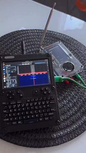 Now running a full portable SDR setup with the uConsole, Spectran V3 and Mayhem — tuning into the 433 MHz band and having some RF fun. Gotta love what this little machine can do! | Cybersecurity by CyberKid