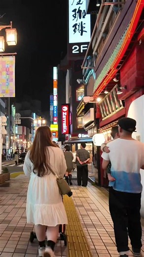Shinjuku crowds will shock you #tokyo #nightwalk