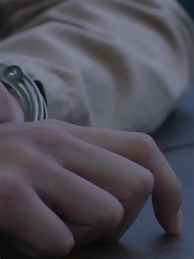 Lee Woo Gyeom secret language.. ketukannya persis banget ama alat yang dipake tenaga media buat ngitung kompressi jantung wkt lg CPR Asli keren sih penggambaran karakternya Woogyeom, kebaca ngga sih kalo dia lg ngitung waktu hidup setiap korbannya? #ryeoun #bloodyflower #sungdongil