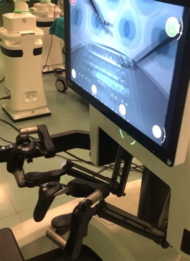 Sistema robótico quirúrgico VersiusVersius es un sistema robótico quirúrgico de nueva generación que se ha diseñado específicamente para satisfacer las necesidades tanto de los pacientes como de… | José Jacob Motos Micó, MD, PhD, MSc, Fellow BS