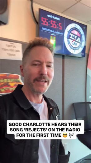 “It sounds like a radio song” 😜🎶 @goodcharlotteband is LIVE on ALT 98.7 with @bookerandstryker! 🙌 Tune in now on your 📻 or on the @iheartradio app! 🔥 | ALT 98.7 FM