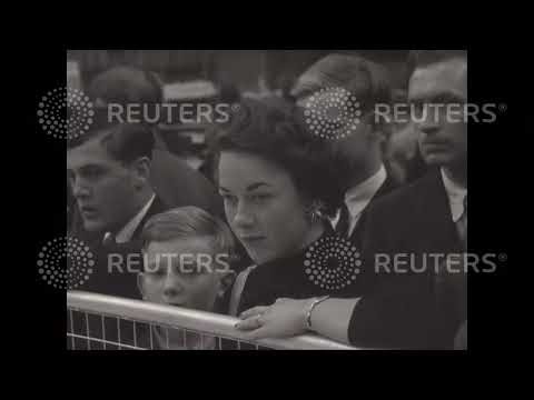 1956 UK: MODEL ENGINEERS PUT ON A SHOW :