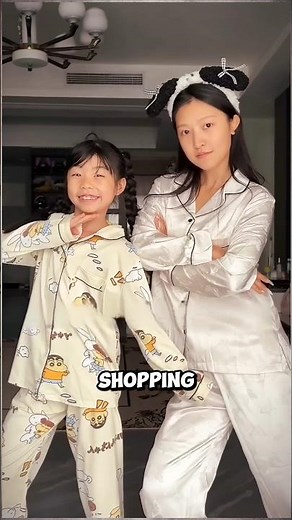 Sa petite SŒUR lui achète des vêtements de VIEILLE DAME ! 😱👗✨