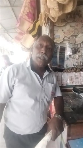 Mamer Tyaga Ramasawmy chante des chants dédiés à Murugan au bazar de Port-Louis. J’ai filmé ce moment, et je trouve cela tout simplement magnifique. 🙏✨ Il n’est pas nécessaire d’être dans un temple pour penser à Murugan ou chanter ses louanges — il est omniprésent. 💫 La grandeur de Murugan dépasse les lieux, elle se ressent dans chaque cœur dévoué. ❤️ | OnexFm ComptePlein OnexWorld