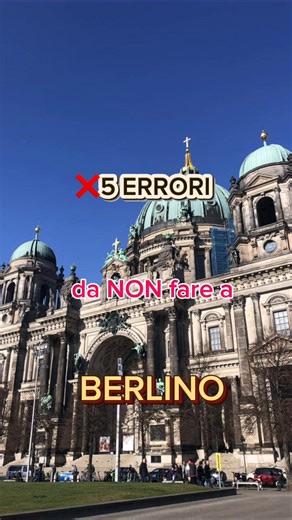 😵 5 ERRORI da ❌non fare a BERLINO 🇩🇪 -ERRORE 1️⃣: Comprare biglietti singoli ogni volta 🚇 Se compri un biglietto ogni volta, stai pagando fino al 60% in più. -ERRORE2️⃣: Mangiare SOLO nelle zone turistiche 🍝 come Brandenburger Tor o Alexanderplatz 💸Spenderai molti soldi Vai invece in quartieri come: ✅Neukölln ✅Friedrichshain ✅Wedding Usare ✅Abbonamento giornaliero ✅WelcomeCard -ERRORE 3️⃣: Usare solo taxi o Uber 🚕 Il trasporto pubblico è velocissimo. Taxi aeroporto → centro: 35–50€ Treno: