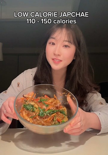 AD: Low Calorie Japchae! It’s been my most requested recipe video so I’m excited to share this one ☺️ They’re typically 500-800 calories due to the sweet potato glass noodles and sesame oil, but I’ve managed to make a large serving for only 110 calories (& 150 calories if you add protein)!! It tastes IDENTICAL to the original so this is by far my favorite recipe I’ve made. Seaweed noodles are the base & they’re very slept on — no digestive issues, amazing texture, easy prep, only 5 calories per