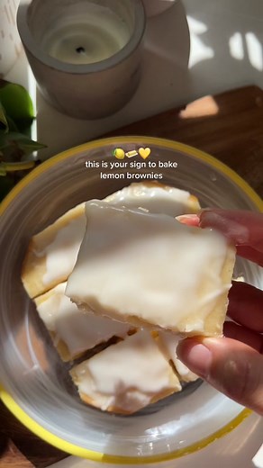Lemon Brownies🍋🥹the texture of these are insanneeeee! this is the perfect spring dessert to bake, and soo easy