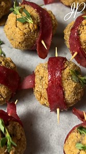 💃 Save This Video Recipe🕺 Our French Onion Stuffing Balls are your everyday stuffing but BETTER✨, MEATIER🥓 and TASTIER!🤤 Ingredients 200g/7oz butter, chopped 4 bacon rashers, finely chopped 200g button mushrooms, thinly sliced 2 garlic cloves, crushed ¼ cup parsley & thyme, finely chopped 4½ cups fresh breadcrumbs 35g/1.2oz French onion soup mix 4 eggs, lightly beaten 3 tbsp water 8 ham slices, halved lengthwise Method Melt the butter in your Whatever Pan. Add in the bacon and mushroom, then