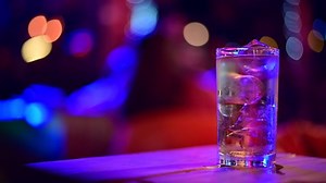 clip-1064595022-4k-glass-beer-pub-bokeh