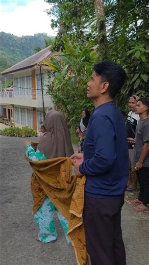 Dad and mom caught guavas using a cloth. Let it be clean and not touch the ground. #viral