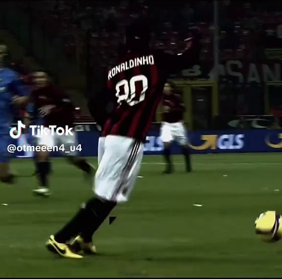Ronaldinho skills. . . . #ronaldinho #skills #footballtiktok