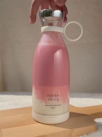 I need to try this smoothie 😍🍓 Get our Portable Blender On Sale Juicing with a blender Summer drinks Smoothies Blendit #Food #Blender #Smoothie #Recipes