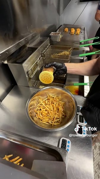 Simple, fresh & delicious 🤙 🍔 Head to tower10burger.com to find where to meet us next! #smashburger #tampabay #foodtruck