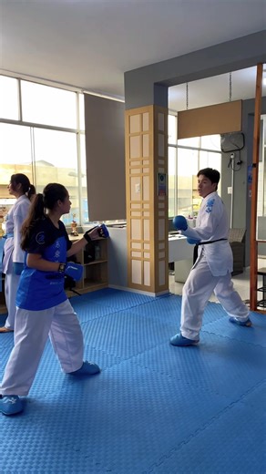 En el kumite, no solo se pone a prueba la técnica, sino también la mente. La presión del combate, el ritmo, el oponente y las distracciones pueden aparecer en cualquier momento. Por eso entrenamos concentración, control y decisión. Porque en el tatami, muchas veces gana quien logra mantenerse enfocado cuando todo a su alrededor intenta sacarlo de equilibrio. Cada combate es una oportunidad para aprender a pensar con calma, incluso bajo presión. 🥋 Encuéntranos en San Juan de Lurigancho 📲 936743