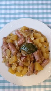 Salchichas al vino 🍷 con patatas ¡Comida rápida y sabrosa! Hoy preparamos salchichas blancas al vino con patatas, una receta fácil, rápida y llena de sabor, perfecta para una comida o para tenerla lista en la nevera. Si te gustan los platos caseros que no fallan, quédate hasta el final porque este lleva un toque de vino que lo cambia todo. 👉 Dale LIKE, SUSCRÍBETE y dime en comentarios si tú también haces las salchichas así en casa. Este plato me recuerda a esas comidas improvisadas que acaban 