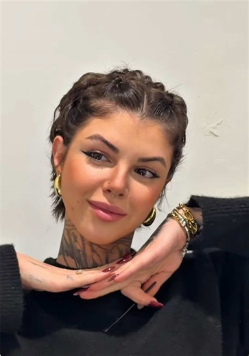 Quién dijo que con un pixie no se pueden hacer recogidos? Lo que más echaba de menos desde que me rapé era poder hacerme cosillas asiii!! Hoy os traigo como idea este súper recogido, en nada de tiempo y con mucho rollo. #cortepixie #newlook #cambiodelook #pixie