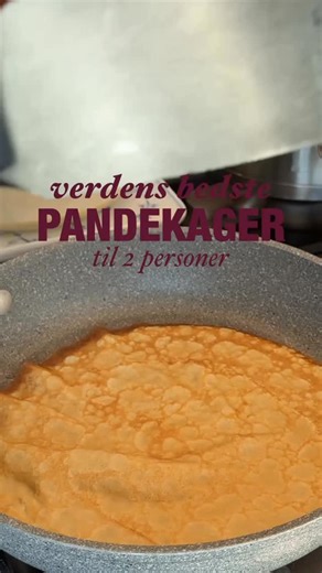 Umut Sakarya-Havshøj on Instagram: "Nogle gange rammer pandekagelysten som et lyn fra en klar himmel – specielt her i julen, når man ligger på sofaen iført sit mest elastiske hyggetøj og kører Die Hard 1-2-3-4 i maraton (fordi ja, Die Hard ER en julefilm, og jeg diskuterer det ikke! 🎄🔥). Så hvad gør man, når trangen til pandekager melder sig? Man griber denne opskrift, selvfølgelig! Jeg har nemlig justeret min klassiske pandekageopskrift, så den passer perfekt til to personer (eller én meget s