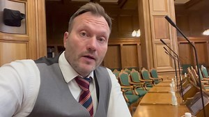 Så kom valget! Ingen fancy valgvideo herfra. Vi skal både se frem og evaluere på perioden. Hvem har fx haft flest sager i salen og stillet flest spørgsmål af alle medlemmer af Folketinget? Få svaret her. Hvis man har lyst til at give en hånd med, så kan jeg bruge al den hjælp man kan give. Om det så er at sætte plakater op eller dele foldere ud i postkasser. Kontakt Pia på dette nummer( 60931099) eller mail piabuggek@gmail.com Eller skriv i kommentarfeltet at du gerne vil hjælpe, Så vil hun kont