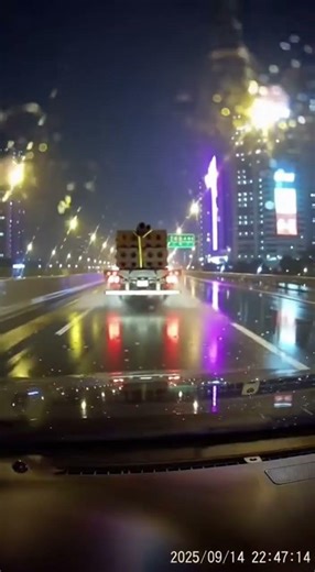 ⚡ Steel Beam Falls Off Truck in Heavy Rain