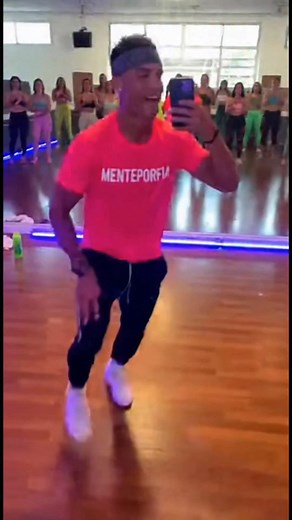 ¡El Bicho activó el modo baile! 🕺🔥 Cuando el Comandante dice "arriba", ¡se sube el nivel sí o sí! La disciplina se lleva a todos lados. ¡SIIIIUUU! 👇⚽ #CR7 #fblifestyle | DavooXeneize Mon