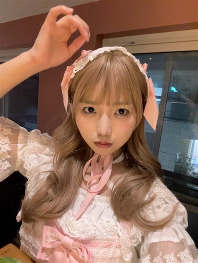 戸田真琴 makoto toda on Instagram: "今年のハロウィンは 映画「下妻物語」の演じる龍ケ崎桃子になったよ🎀 同世代のファッション好きな子達共感してくれるかな？ ちゃんとJSKもヘッドドレスもBABY THE STARS SHINE BLIGHTなんだ‪🦢 7枚目はイチゴのマミちゃんと💜 撮影もしてもらったので仕上がり楽しみにしててね‪🫶 #ハロウィン #下妻物語"