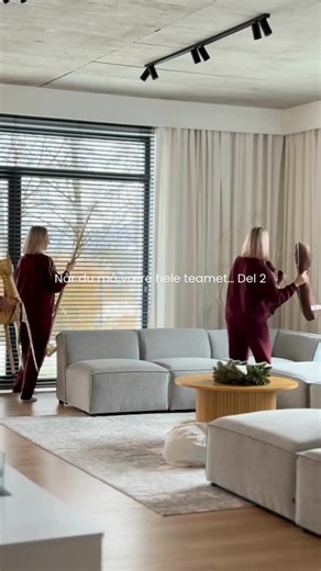 Beliani Norge on Instagram: "POV: Du sa du skulle dekorere alt selv... og nå trenger du en klone! 😅 Hvem har ikke vært der? Men se for deg det ferdige resultatet – et julehjem som stråler! La deg inspirere av magien vi skaper sammen. Hvilken juledekorasjon er din favoritt? Del under! 👇✨ #JulInspirasjon #NorskJul #Julepynt #Norway #Juledekorasjon #ChristmasAccessories #KitchenwareAndTableware Juledekorasjon LED AKUREYRI 110 cm Gull Utendørsdekorasjon LED BALIONI Tre 180 cm Gull @agnieszka.filip