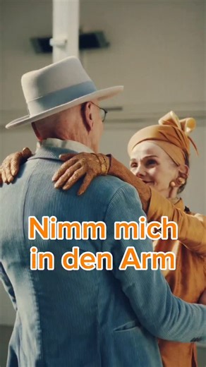 Max Raabe Palast Orchester 20s on Instagram: "Britt Kanja und Günther Krabbenhöft waren die Stars beim Dreh für unser neues Video: Max Raabes "Ans Herz gehn"🫂💜💛❤️💚🤎 Veröffentlichung ist am 21.11., 16h auf YouTube - inklusive Live Chat mit Max Raabe! ‼️Wie merkt man sich nur den Termin❓Über den Link in der Bio‼️ #maxraabe #ansherzgehn"