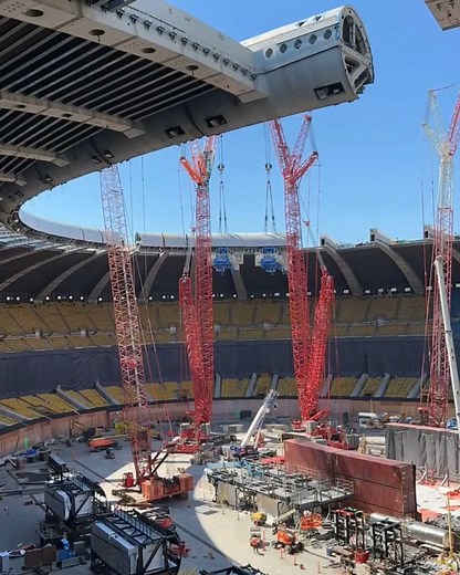 GUAY et le Parc olympique : 50 ans d’histoire et de fierté. Depuis 1976, nous levons, ajustons et contribuons à ce chantier emblématique. Aujourd'hui, nous sommes de retour pour les rénovations de l'anneau technique, et l'opération spectaculaire que vous voyez ici est la descente de haute précision d'une section de 250 tonnes métriques pour notre client GCPC! Pour y arriver, nos 2 grues LR1700-1.0 (770 tonnes) ont travaillé en tandem grâce au talent de nos équipes : 👉 Denis Daigle & Simon Grégo