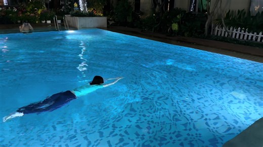 Merman Tiun proposes an intensive four-hour swimming course that instructs participants on proper swimming techniques and water treading. Additionally, it offers guidance on selecting affordable swimwear suitable for basic swimming lessons #learn #swim #siren #decathlon