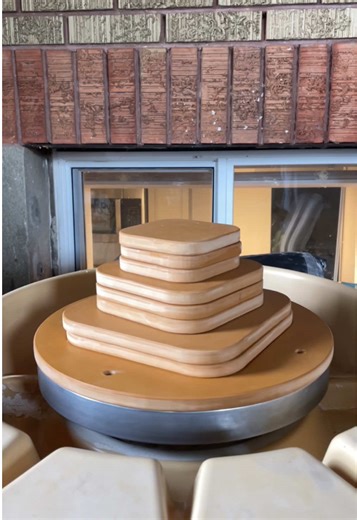 There is a reason you guys rarely see me use bats 😂 I genuinely despise how loose they feel while throwing, especially when throwing larger amounts of clay. Personally, this is the first bat I’ve ever used that actually feels as sturdy as the wheel head itself. I’m very happy with how this bats functions and I will definitely be using this in my daily throwing If you wanna check out this bat system head over to the @WOX Woodworking profile and click on the link in their profile 👍 #bats #cerami