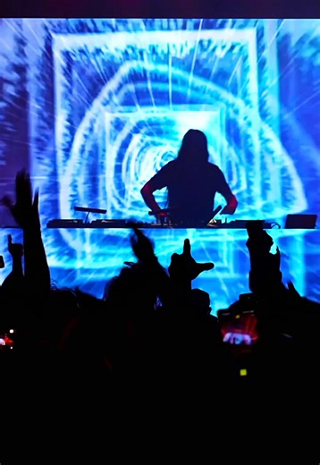 VAVA VOOM, live from LOVE HERE this past New Year’s Eve!!! Easily one of the most fun builds in the set ❤️