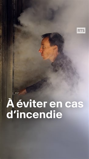 Radio Télévision Suisse RTS on Instagram: "Pourquoi il ne faut jamais ouvrir une porte d'une pièce en feu ! Lors d’un incendie, un réflexe qui semble logique peut en réalité être extrêmement dangereux. Ouvrir une porte derrière laquelle se trouve un feu peut provoquer une violente explosion de fumées : l’arrivée brutale d’oxygène ravive instantanément les flammes. Un rappel essentiel des bons réflexes à adopter, alors que les récents événements de Crans-Montana montrent à quel point un incendi