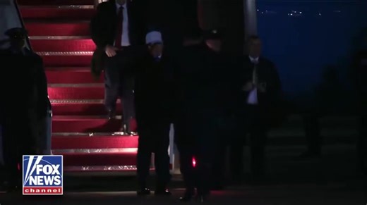 Check out the President of the United States returning from a foreign trip—no red carpets, no spectacle or governors or ministers for sycophantic displays, just a few security personnel leading him to his limo. In contrast, in Nigeria, we often see governors with little to show for their states lining up alongside ministers for a show. This kind of sycophancy needs to end! #AlaBruce Rivers, Nigeria 🇳🇬 | Alaibi Nnana Joseph II