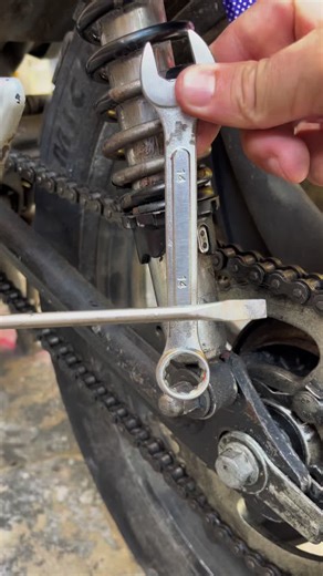 Most riders ignore this suspension trick… This simple spring adjustment can change your entire ride. Better handling, smoother bumps — all with one twist. Don’t wait for the shop… do it yourself in seconds. #MotoDIY #SuspensionHack #GarageTipsUSA