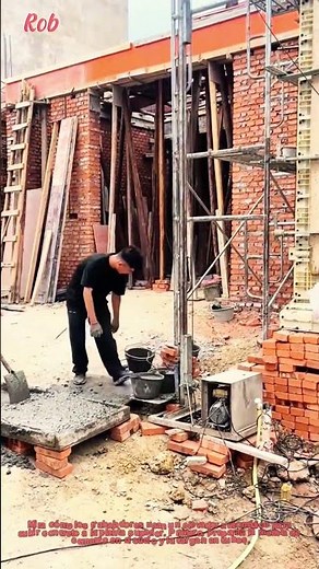 Subiendo concreto a la obra con un elevador automático