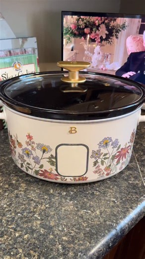 Pepper on Instagram: "🌽✨ This Slow Cooker Creamed Corn is the ultimate holiday side dish — creamy, buttery, and insanely easy! Perfect for potlucks, Christmas dinner, or any festive gathering where you need a guaranteed crowd-pleaser. 🤍🎄 Ingredients: • 32 oz frozen corn • 8 oz cream cheese, cut into 1”cubes • 1/3 cup heavy cream • 1/4 cup butter • 2 tbsp sugar • 1/2 tsp freshly ground black pepper • 1/4 tsp kosher salt Directions: • Combine all ingredients in the crock-pot and cook on low for